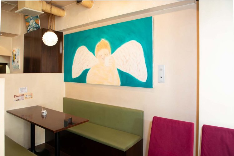 かわいらしい天使の絵も常連客の作家さんの作品。