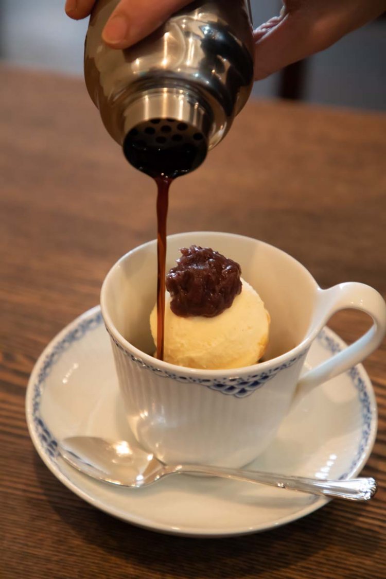 まほうのコーヒーゼリーは温かいコーヒーを注いで。