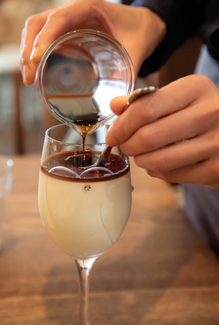 カフェ・オ・レ・グラッセは、コーヒーとミルクが混ざらないように慎重に注がれる。