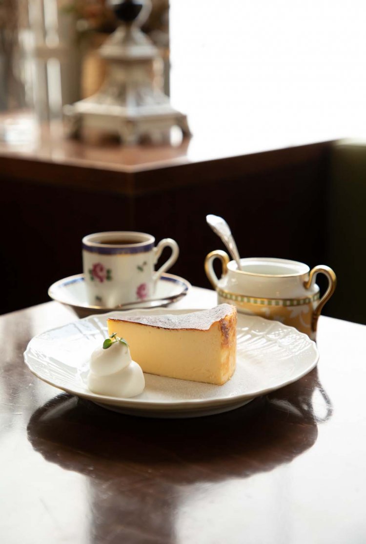 バスクチーズケーキなどの自家製のスイーツや、サンドイッチもある。