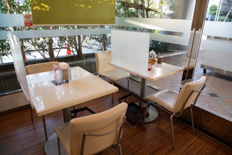 窓際席からは中野通りの緑が見える。