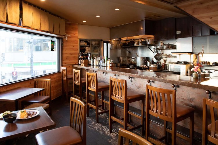 カウンター8席とテーブル合わせて15席。