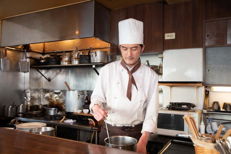 キッチンでは福岡さん一人で仕込みにあたる。