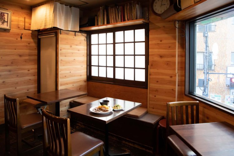 白木の節目や年輪を生かしたログハウス風の内装。