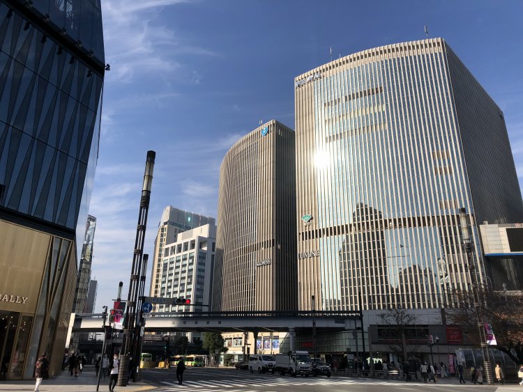 銀座から有楽町方面を望む。かつては日劇と朝日新聞本社ビルが並んで立つ眺めが見られた。