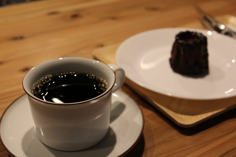 モカ浅煎り Sサイズ539円、カヌレ330円（コーヒーとセットで50円引き）。