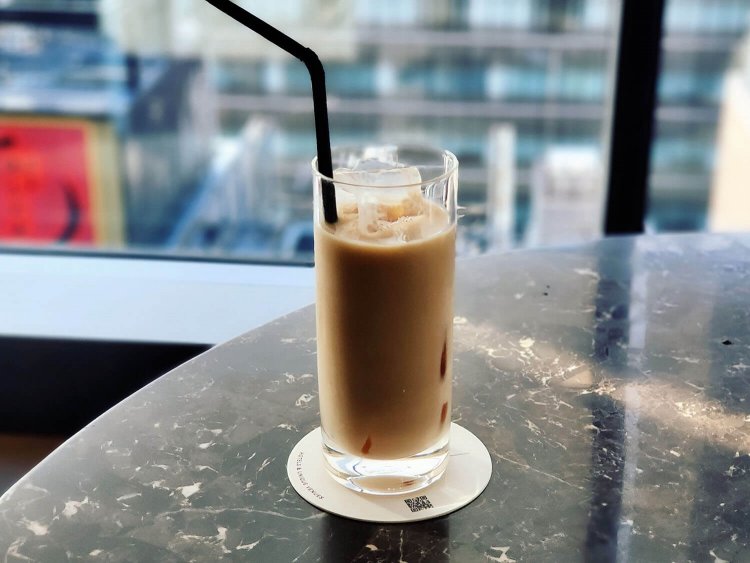 フリードリンクの中でも人気のアイスロイヤルミルクティー。