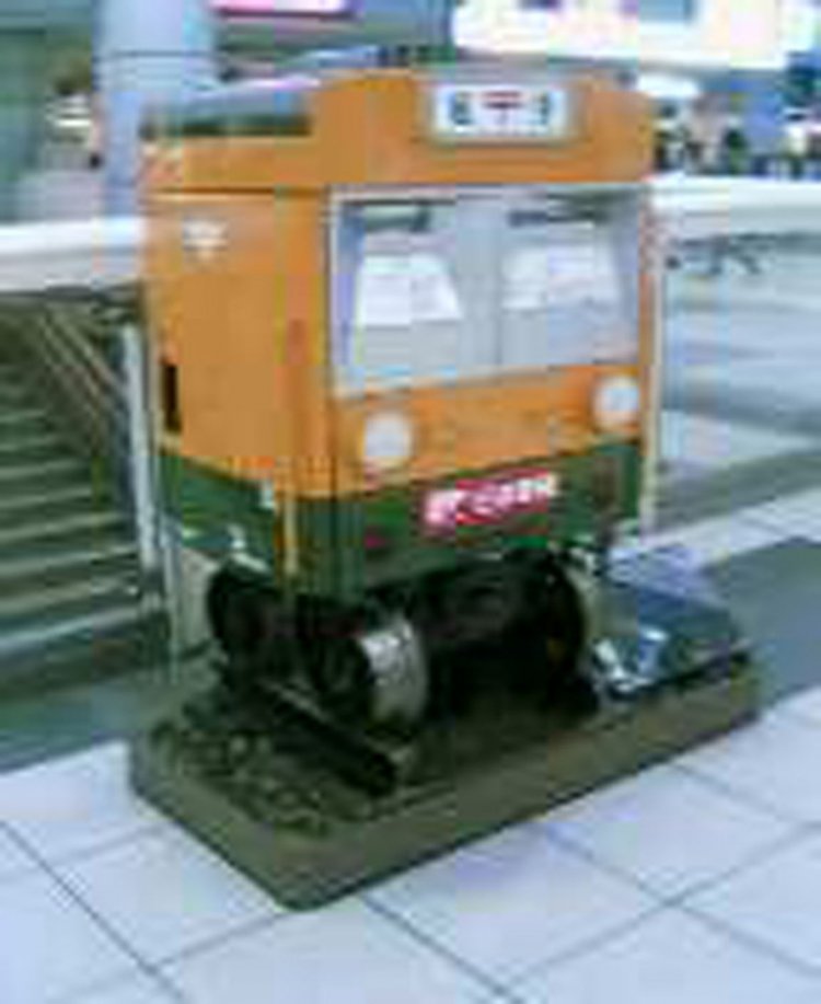 品川駅構内にある郵便車両型オレンジポスト（2007年）