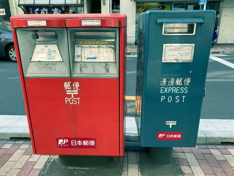 最近ではめっきり少なくなった速達用青ポスト。都内では日本橋付近に数基設置されている（2021年）