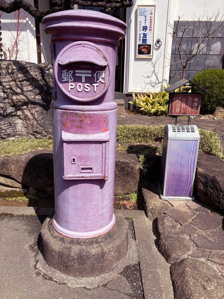 番外編。川越の割烹料理店に設置された、イモ色の紫ポスト。残念ながら稼働していない（2021年）
