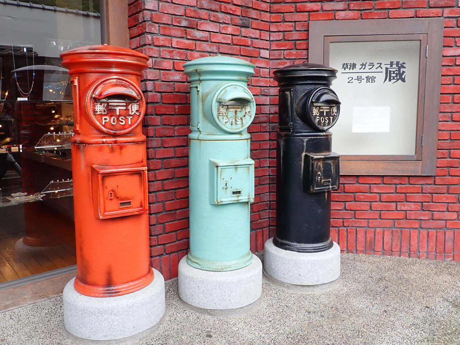 郵便ポスト色彩図鑑 黄色ポスト ピンク色ポスト 速達専用青ポスト キャラポスト Etc さんぽの壺 さんたつ By 散歩の達人