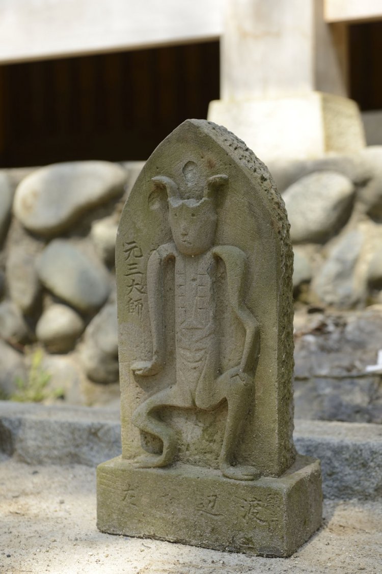 天台宗の著名な僧侶、元三大師が鬼に変身して疫病神を追い払った時の姿を表現した石像。