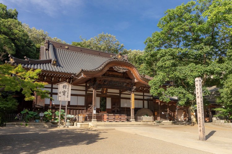 本尊の阿弥陀如来像を祀る本堂。