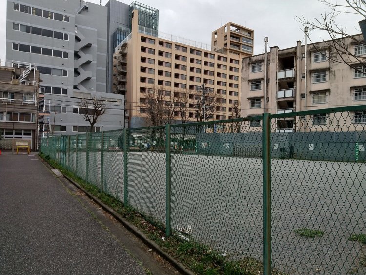 北青山三丁目緑地と22号棟。静まり返っていたのでゴーストタウンのようだった。