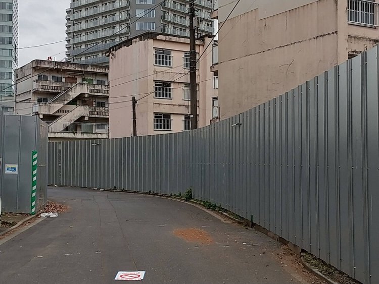 団地を囲むフェンスの壁ができていて、90年代の大規模再開発のエリアを思い出した。