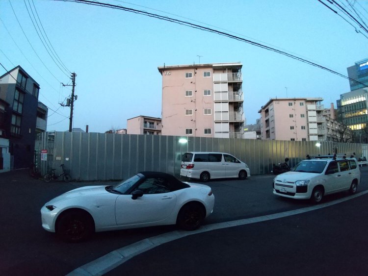 団地のメインストリートであった道路も行き止まりとなり、路駐スポットとなっている。