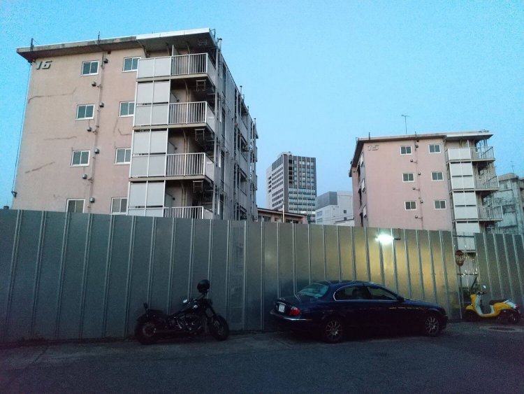 夕刻の日が沈むわずかな時間に姿を浮かび上がる団地群。墓標のようにも感じてしまう。