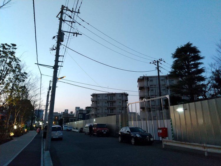 左側の植栽されているのは再開発されて真新しい施設となった場所。道路を隔てて対照的な光景が広がっている。