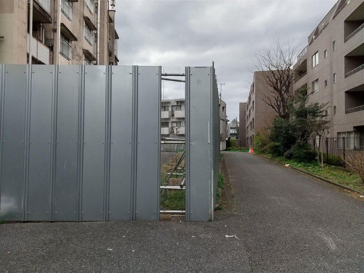 都営青山北町アパートの周囲は小道になっているので、グルっと観察することが可能。