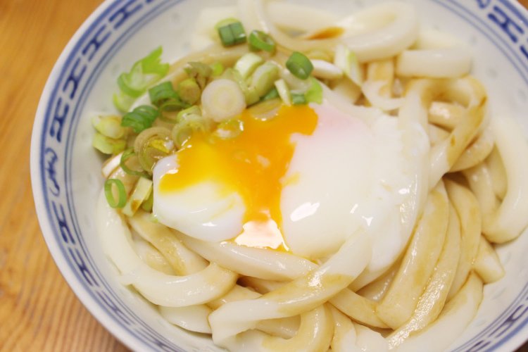 みなみの伊勢うどん141円、うどんのつゆ180円。