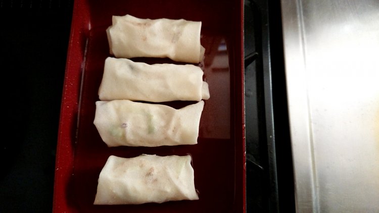 フライパンに油と春巻き