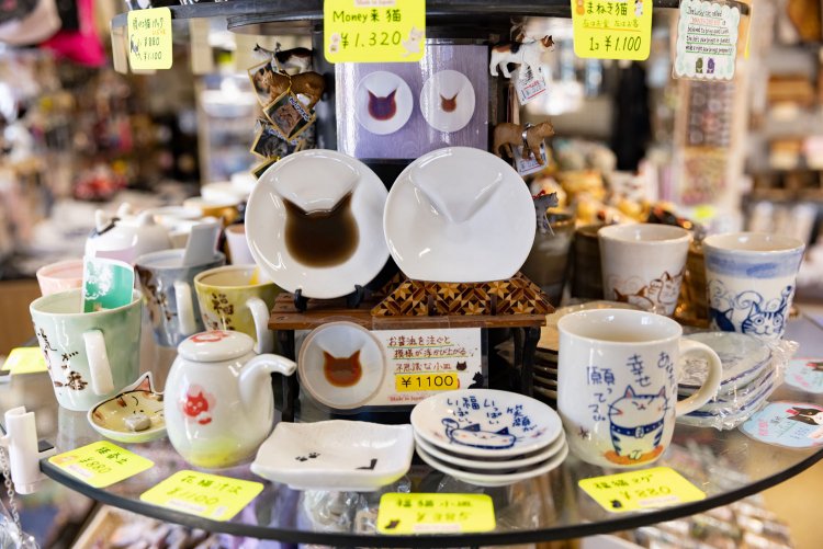 猫が現れる醤油皿。かわいいです。