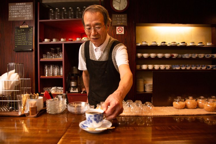 マスターの小山泰司さん。コーヒーを入れるときの真剣な様子とは裏腹に、話してみるととても気さくでおちゃめ。