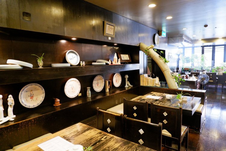 古瀬戸の色をイメージした内装。