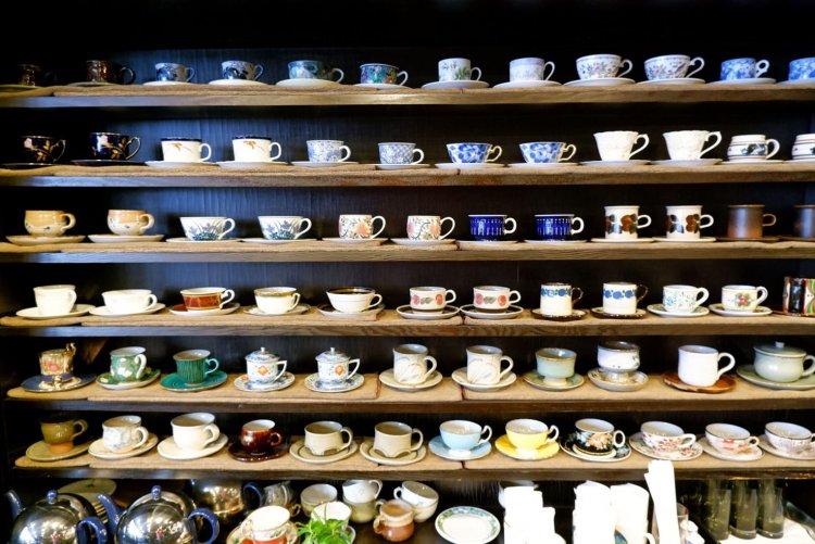 さまざまなデザインのカップが並んでいる。