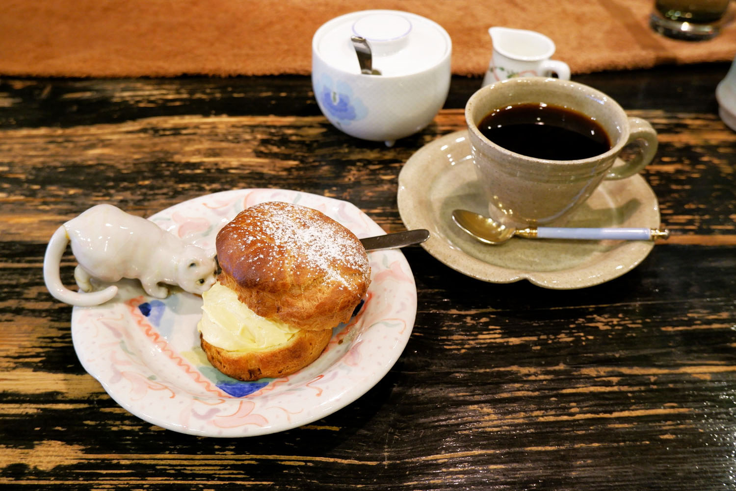 炭火焙煎コーヒーにこだわる神田神保町の老舗喫茶店『古瀬戸珈琲店』でリラックスした時間を。｜さんたつ by 散歩の達人