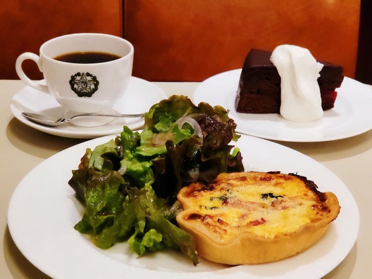 キッシュとケーキセット1630円〜（税込）。　※ケーキの種類により値段が変わります。