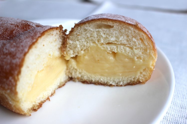 ポテッとした懐かし味のカスタード。ちなみにこれは揚げクリームパン130円の断面。