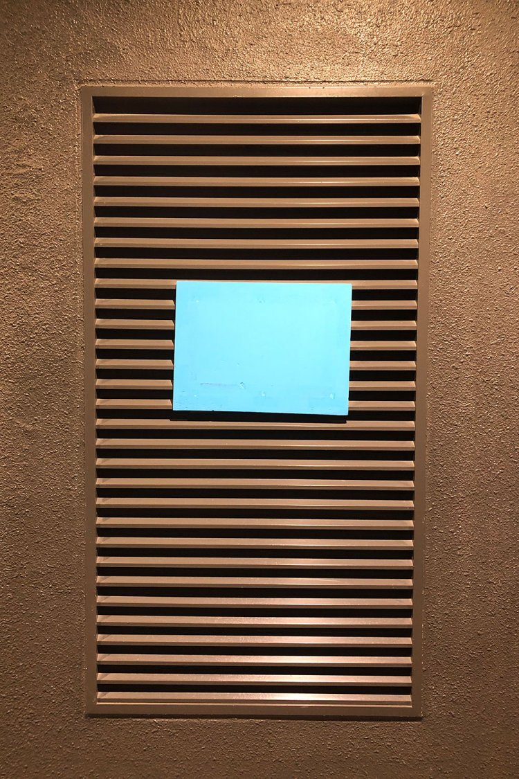 Sky painting on the duct cover《ダクトカバーに青空》