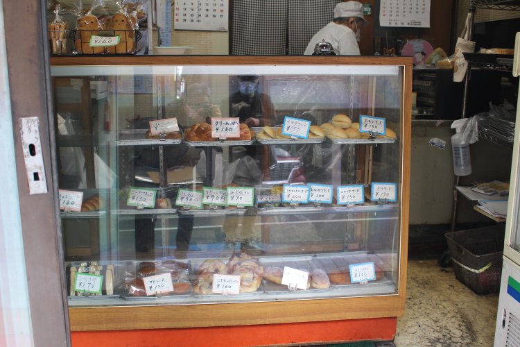 対面販売の『しみずや』。お客さんとの会話も弾む。