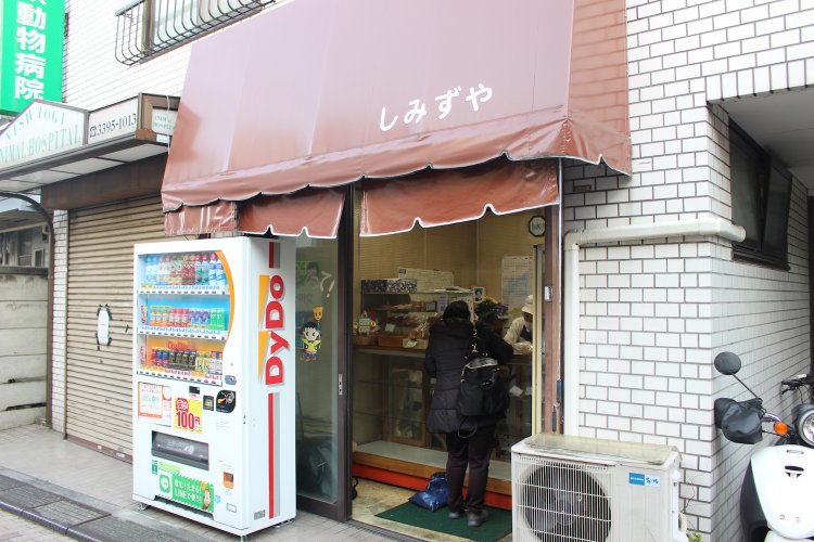 並べられたパンがどんどん売れていく。