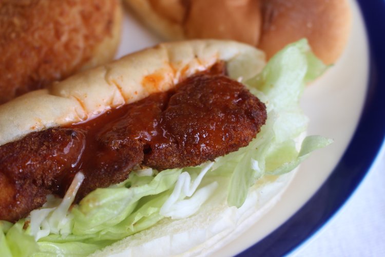 ピリカラチキンサンド200円。パンの甘みと辛みが合う！