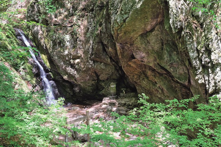 落差10mほどの綾広の滝。古来より御嶽神社の禊（みそぎ）の神事が行われている。