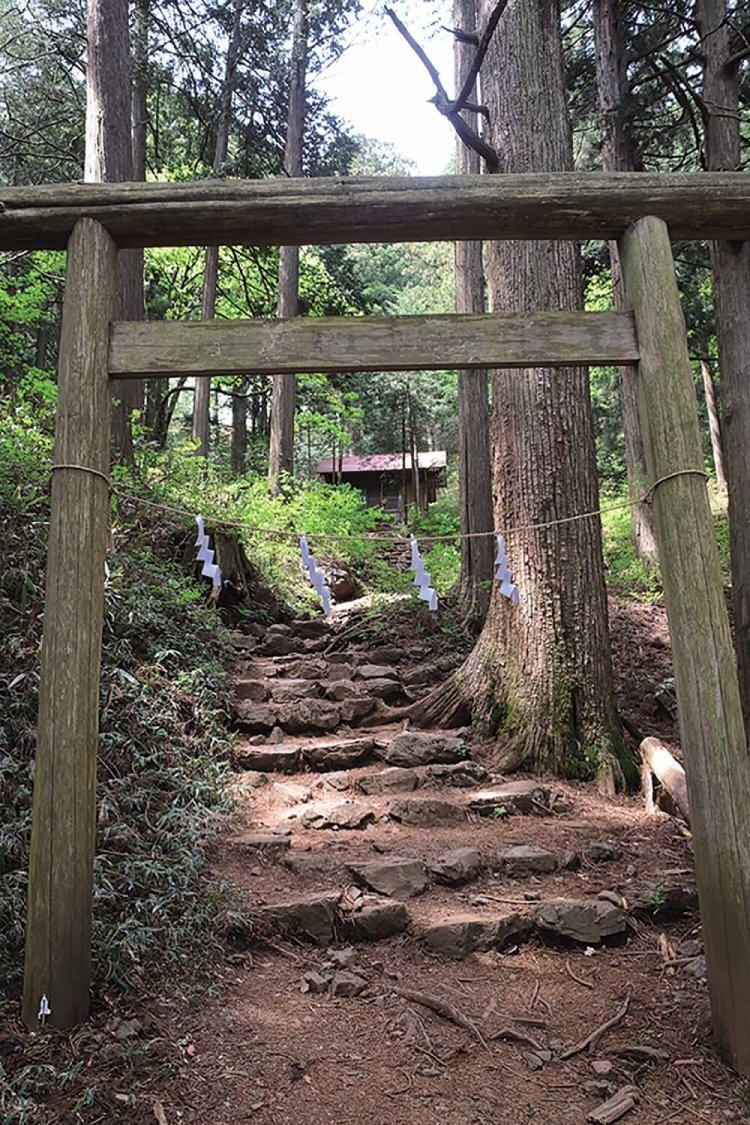 大岳山の登り口にある大嶽神社。オオカミの狛犬が神社を守っている。
