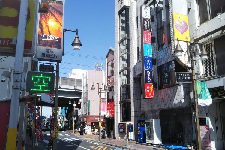 寅さんがあまりの小ささに愕然としたリリーが歌うキャバレー「ゴールデン歌麿」。その立地は第25作から推測するとJR小岩駅付近のこの辺りか。