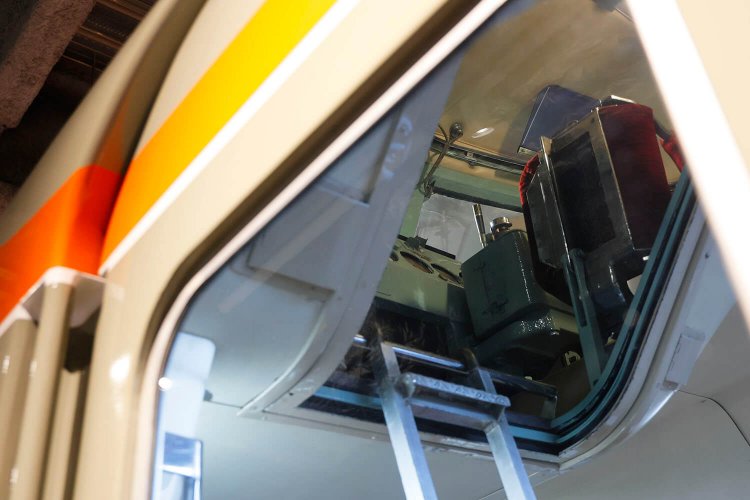 「NSE」の運転台は外からの見学ですが、その姿をしっかり見ることができます。