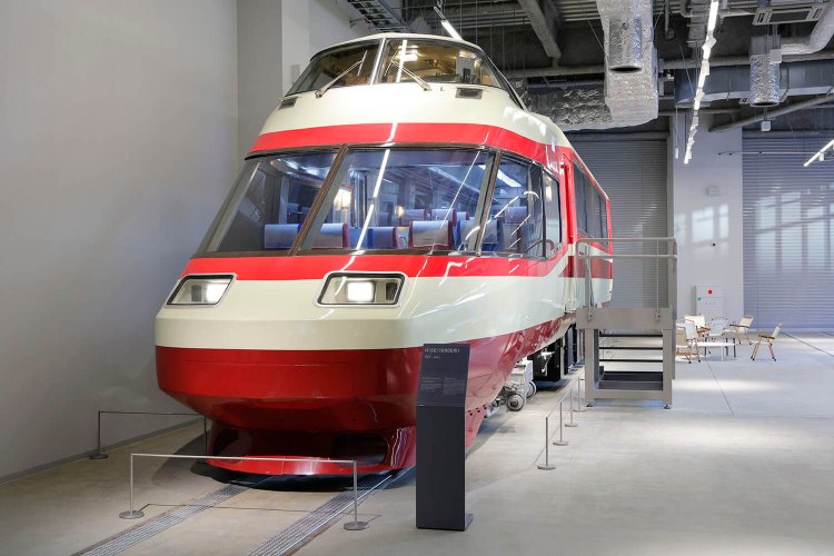 僕と同じ年のロマンスカー「HiSE」。この列車の運転士になるのが憧れでした。