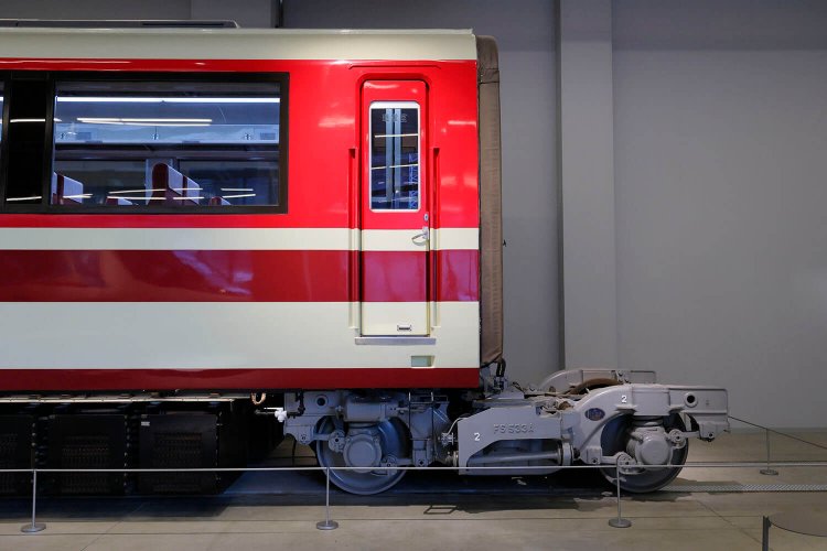 ロマンスカーの大きな特徴のひとつ「連接台車」の機構もじっくり観察できます。