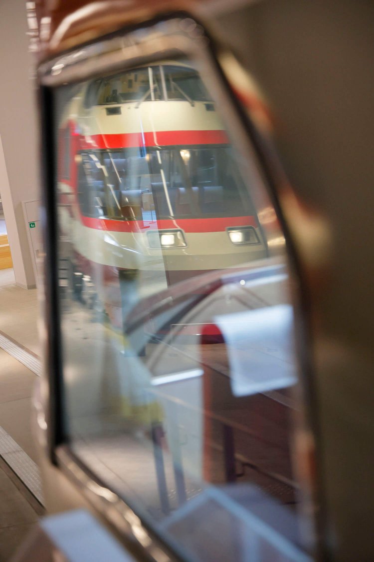 「NSE」の展望席に写り込む「HiSE」。こんな写真がじっくり撮影できるのもミュージアムだからこそ！