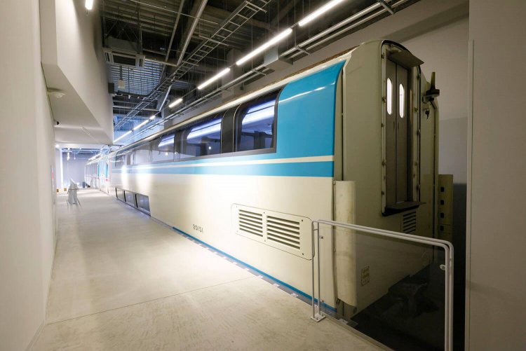 2階建て車両は2階部分にだけ通路がある特殊な構造になっていた。