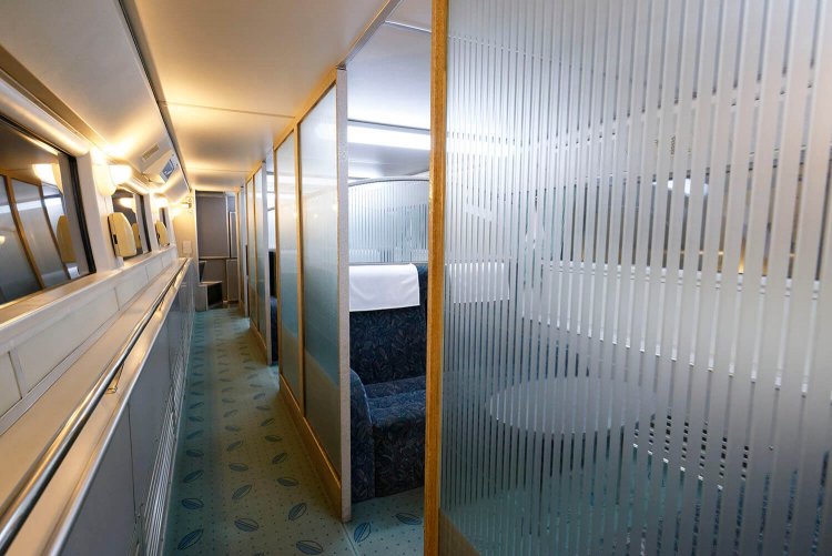 １階はセミコンパートメント席。