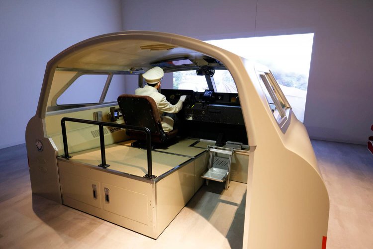 本物の「LSE」の運転台を使ったロマンスカーシミュレーター。