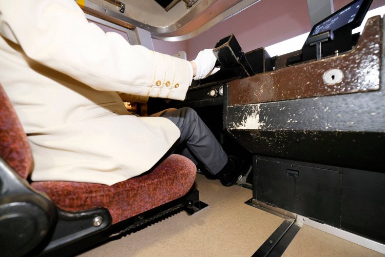 ロマンスカーの運転士さんはこんな姿勢で運転しているのだ！