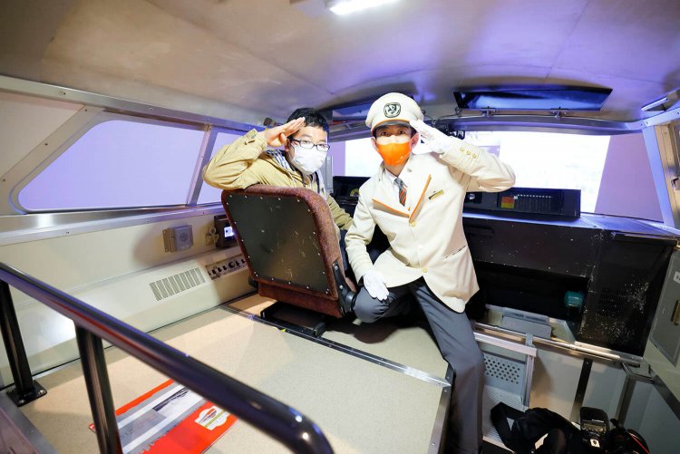 この日は本物のロマンスカーの運転士さんが運転を教えてくれました。 しかもこちらの運転士さん、実は「LSE」の最終列車を運転された方です！