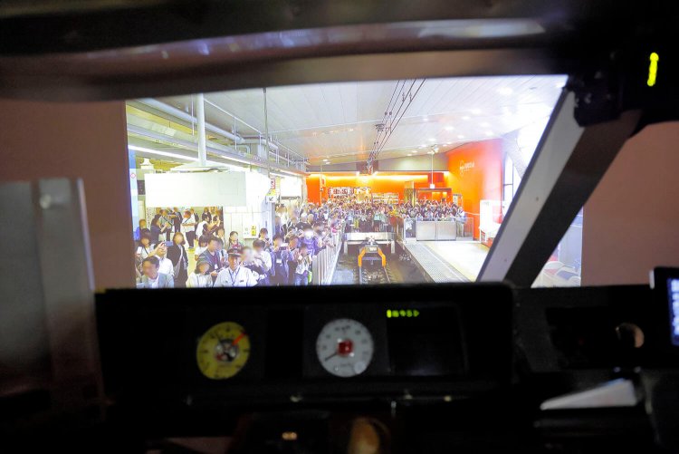 こ、こんなファンの中を入線できるなんて……。「ラストランの時はこの10倍くらいでした」とのこと。ひゃぁー！