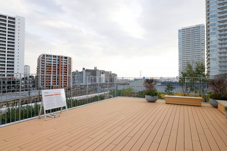 ミュージアム屋上の「ステーションビューテラス」。列車の通過時間がわかる時刻表も完備。